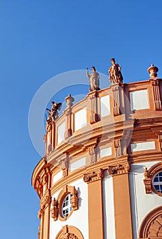 Allegories standing at the roof