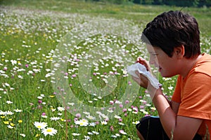 Allergico sul polline un fiori un fazzoletto mentre 