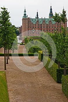 The alley leading to Frederiksborg castle