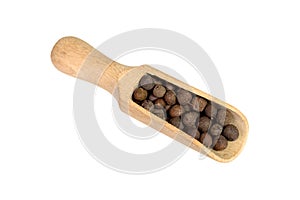 Allspice in a wooden bowl