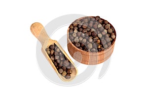 Allspice in a wooden bowl