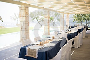 An alluring place setting for this small initmate affair of a we