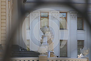 Along the stairs, on the railing are sculptures of identical decorative old bowls.