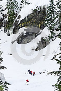 2  7  16 sciatore sciare pattuglia montagna salvare sotto scogliera 