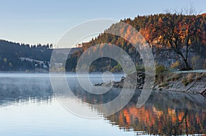 Alpské jezero, barevná podzimní krajina