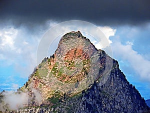 Alta montagna montagna picco grossolano fra un alta montagna la Valle un Alpi montagna massiccio 