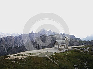 Montana alta de alpino montana capilla a sobre el dolomitas sur Tirol 