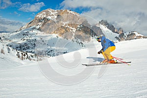 Alta montagna sciatore sul pendenza sul 