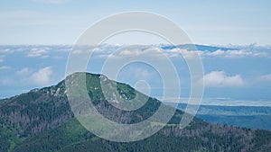 Alpský výhľad so zelenými horami a výrazným vrcholom zahaleným v oblakoch v pozadí, EU, Slovensko