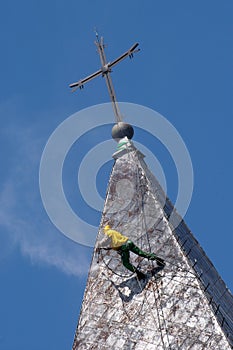 Alpinist cleans church roof