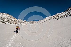 Horolezec leziaci v zimnej vysokohorskej krajine Vysokých Tatier