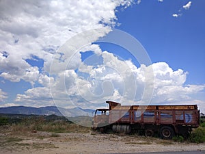 Alter LKW auf dem Weg