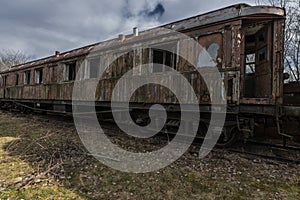 alter waggon mit waenden aus holz seitenansicht