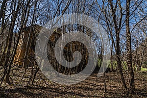 altes haus zwischen baeumen