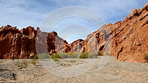 Paredones de arcilla en un rÃÂ­o photo