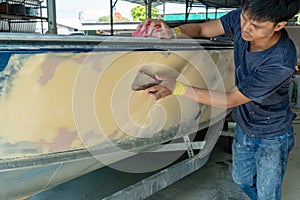 Aluminum boat painting procedure at service center