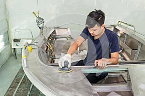 Aluminum boat painting procedure at service center