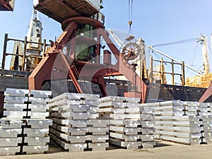 Aluminum ingots. Transportation of aluminum for export