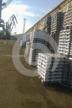 Aluminum ingots. Transportation of aluminum for export