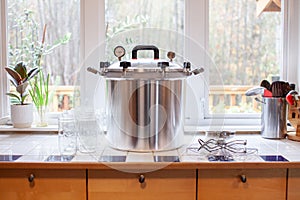 An aluminum pressure canner