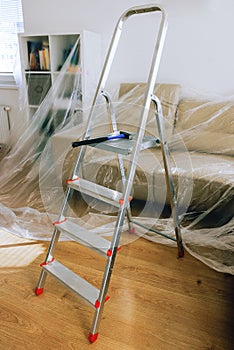 Aluminum step ladder with