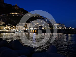 Amalfi cityview at night in Italie