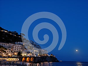 Amalfi cityview at night in Italie. Moon light