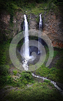 Amante de la novia loving girlfriend waterfall, twin fall in Ecuador photo