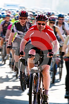 Amateur athletes compete in the amateur bicycle race.