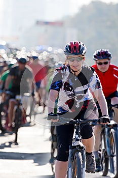 Amateur athletes compete in the amateur bicycle race.