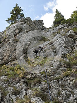 Amateur with mountaineer with inadequate equipment 