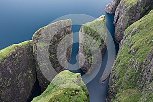 Asombroso acantilados sobre el feroés islas. de alto picos de montanas sobre el soleado. Océano. hermoso panorámico. 