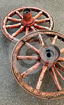 Amazing engineering: 19th century wheels perfectly balanced stand upright although the wheel hubs have different geometries