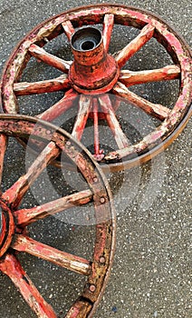 Amazing engineering: 19th century wheels perfectly balanced stand upright although the wheel hubs have different geometries