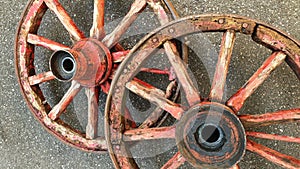 Amazing engineering: 19th century wheels perfectly balanced stand upright although the wheel hubs have different geometries