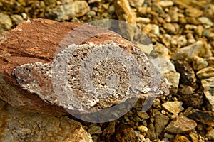Detailná fotografia kameňa pri starých medených baniach nad obcou Ľubietová, Slovensko