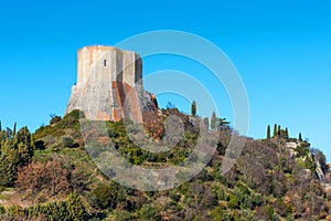 Amazing landscape of the Tuscan countryside with the medieval fortress Rocca of Tentennano on the hill in winter