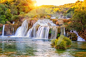 Asombroso naturaleza famoso cascada sobre el amanecer Croacia externo viajar 