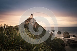 Asombroso atardecer el cielo sobre el roca punto faro en nuevo 