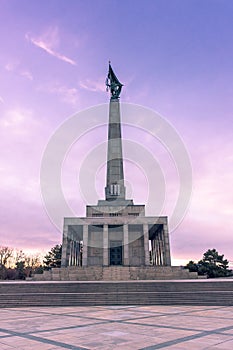 Úžasný západ slnka nad pamätníkom Slavín v Bratislave, pripomínajúci sovietskych vojakov