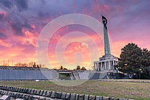 Úžasný západ slnka nad pamätníkom Slavín v Bratislave, pripomínajúci sovietskych vojakov