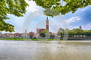 Sorprendente paesaggio urbano sul Riva del fiume storico edifici un torri 