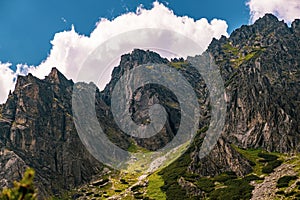 Úžasný výhled na Vysoké Tatry a modrou oblohu na Slovensku. Turistika v letním konceptu. Krásy přírody a