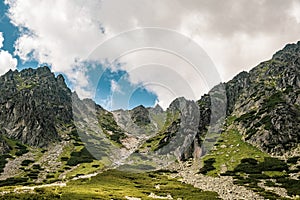 Úžasný výhľad na Vysoké Tatry a modrú oblohu na Slovensku. Koncept turistiky v lete. Krásy prírody a