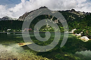 Úžasný výhled na hory a Popradské pleso Popradské pleso v národním parku Vysoké Tatry. Slovensko. Evropa. Horská turistika. Conce