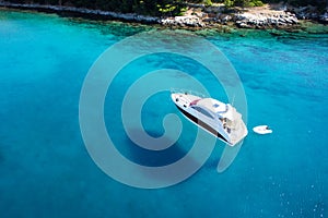 Amazing view to boat, clear water - caribbean paradise