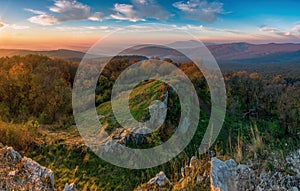 Úžasný výhľad na pohorie Tribec. Pešia turistika na hrad Gymes z obce Jelenec na Slovensku.