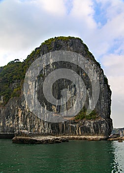 Amazing views of karst mountains and landscapes during a 1 day boat tour in Cat Ba, Vietnam.