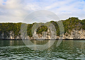 Amazing views of karst mountains and landscapes during a 1 day boat tour in Cat Ba, Vietnam.