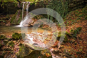 Asombroso cascada en vistoso otono Bosque 